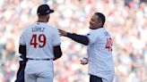 Santana dons López jersey as former and current Twins pitchers share pregame moment at mound