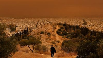 SORPRENDENTE: Raro fenómeno pinta de naranja el cielo de Grecia