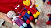 Detentos criam bonecos de heróis para crianças vítimas das chuvas em Mimoso do Sul