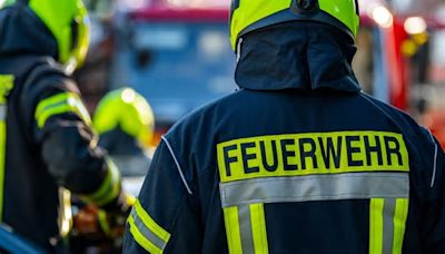 Schwarzer Rauch in Hochemmerich: Auto geht in Flammen auf