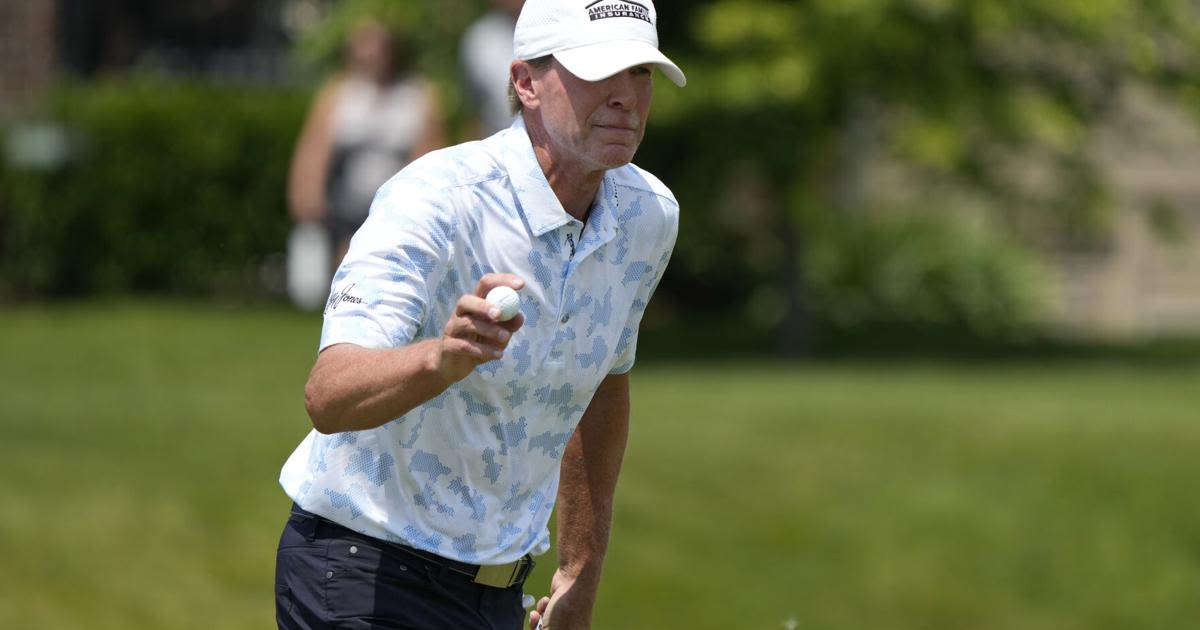 Steve Stricker's short game sends him to top of leaderboard