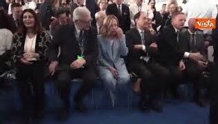 L'applauso per Giorgia Meloni all'arrivo a conferenza di Fratelli d'Italia a Pescara