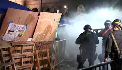 El momento en que la Policía inició la operación en la UCLA y los manifestantes intentaron rechazarla con un extintor