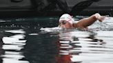 "La sirena de hielo" logra el récord de nadar 2,5 kilómetros en la Antártida