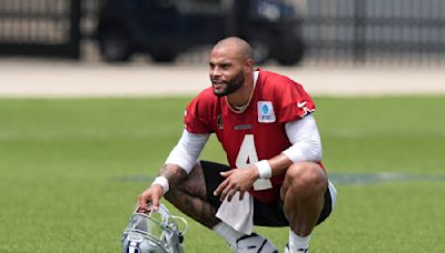 Cowboys QB Dak Prescott seen in walking boot on vacation; reportedly had 'mild right foot sprain'