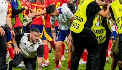 Morata se lleva golpe accidental de guardia, tras victoria sobre Francia en la Euro