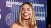 Margot Robbie está embarazada: Sus fotos en crop top donde muestra su incipiente barriguita