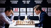 Carlsen firma dos decepcionantes tablas con Ding en la ronda inicial