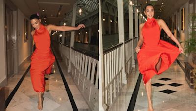 Kim Kardashian enjoyed her India trip to the fullest and these pics of her posing barefoot in Taj Hotel's corridors are proof