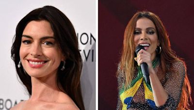 Anne Hathaway cita Anitta como referência de artista latina