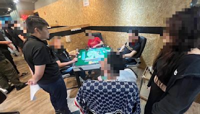 影/新北三重棋牌社「掛羊頭賣狗肉」聚賭 警深夜突襲攻堅逮32人