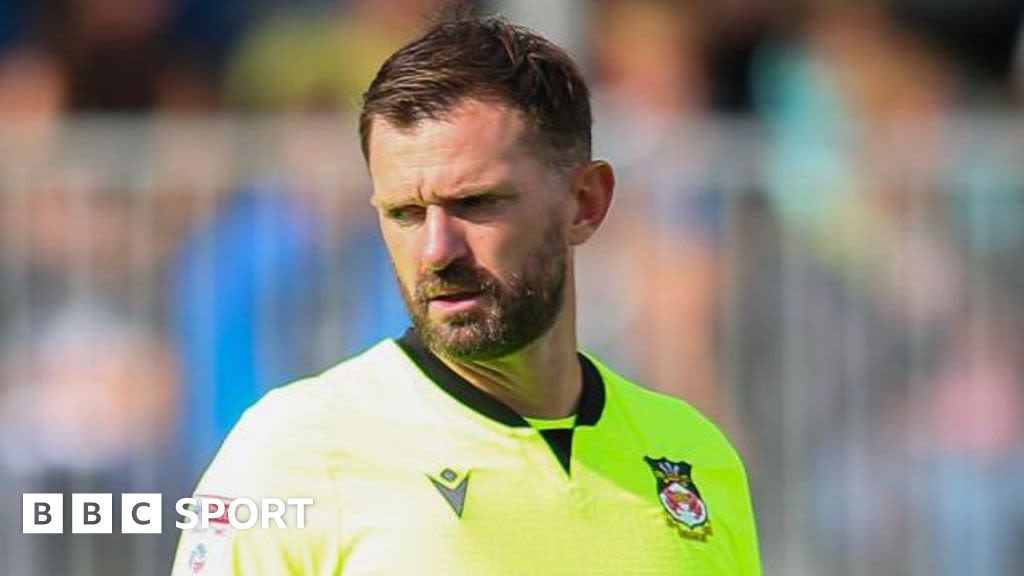 Veteran keeper Howard signs new Wrexham deal