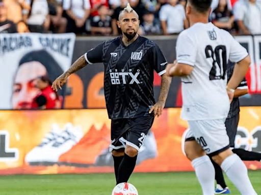 Vuelve a ser baja: hinchas de Colo Colo molestos con Arturo Vidal por jugar en despedida de Jaime Valdés