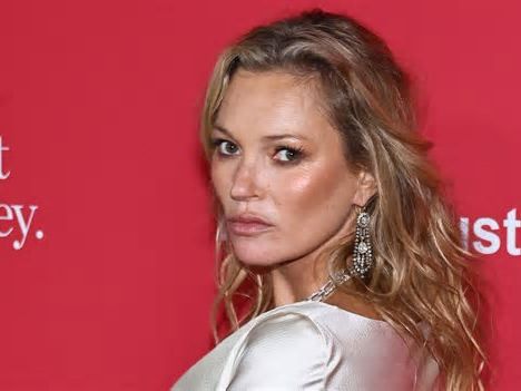 Kate Moss deslumbra con vestido satinado y sin sujetador a los 50 años emulando uno de sus looks de los 2000