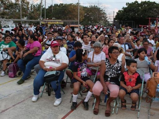 Joaquín Díaz Mena celebra a los niños en la colonia Juan Pablo II de Mérida: EN VIVO