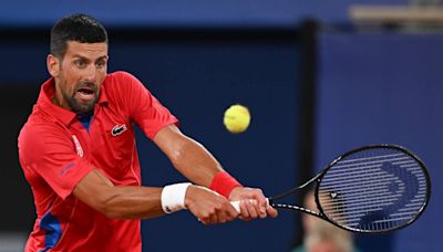 Djokovic bate outro canhoto e revê Tsitsipas nas quartas - TenisBrasil