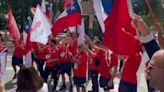 La delegación chilena llega a la Plaza Salvador Allende de París y sorprende a todos con este grito