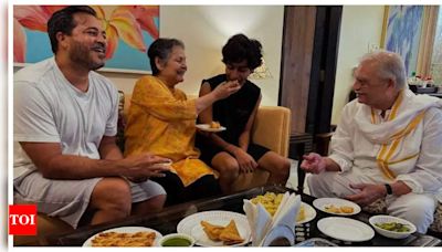 Meghna Gulzar shares endearing photo of parents Rakhee and Gulzar relishing 'samose and chai' on a rainy evening - See post | - Times of India