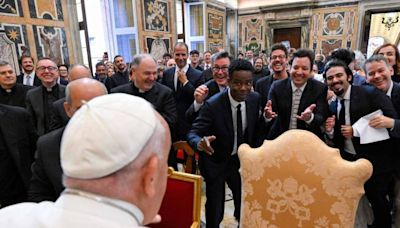 Papa Francisco recebe Fábio Porchat, Chris Rock e mais em encontro com humoristas no Vaticano; veja