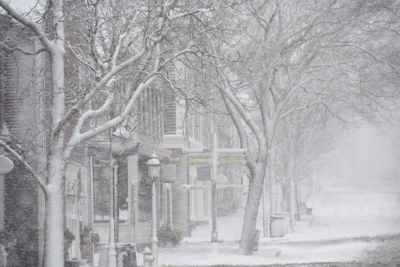 Storm packing heavy ice, snow bears down on central U.S