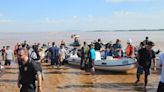 Moradores das Ilhas de Porto Alegre são resgatados através de barcos e jet-skis | GZH
