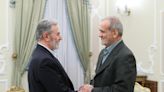 Pezeshkian llama acabar con las sanciones en su investidura como presidente de Irán