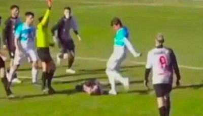 Brutal agresión en el fútbol argentino: jugador lanzó patadón a la cabeza de su rival