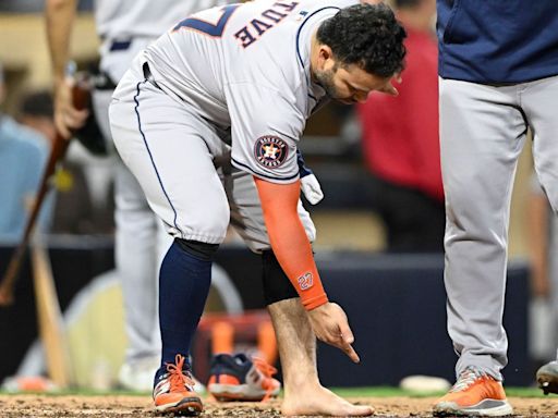 José Altuve no entiende su expulsión por quitarse el zapato ante Padres