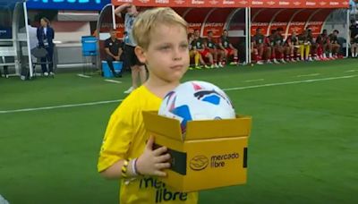 El hijo Marley, Mirko, entregó la pelota del partido entre Argentina y Canadá