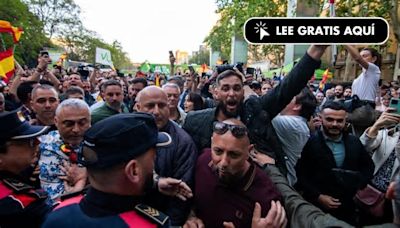 Abascal se encara a unos manifestantes en un mitin de campaña de Vox en Reus (Tarragona)