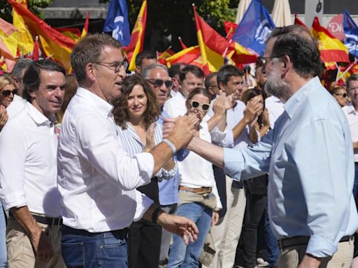 La sorna de Rajoy en la manifestación del PP: 'Voy a pedir la dimisión de Feijóo'