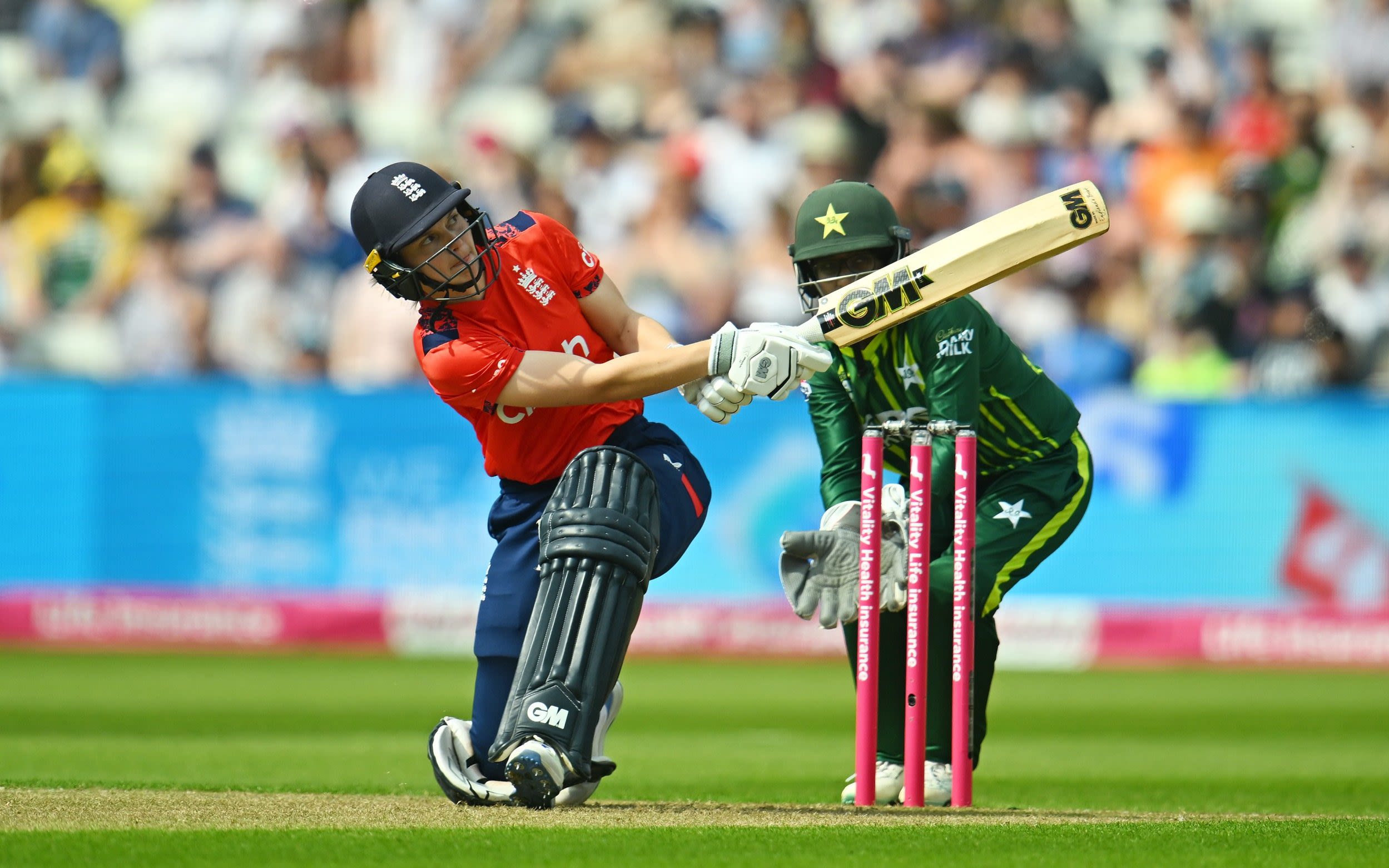 Amy Jones bails out England Women in win against Pakistan