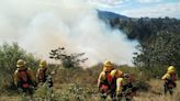 Bomberos realizan labores de extinción de incendio forestal en Tumbaco, en Quito