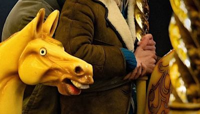 Hollywood Stars Florence Pugh and Andrew Garfield Have Become Background Characters to an Ugly Horse