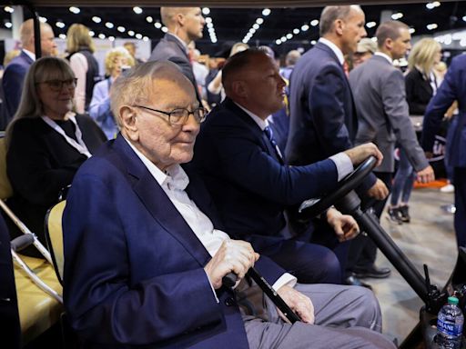 Warren Buffett convierte la junta de Berkshire Hathaway en un homenaje a Charlie Munger