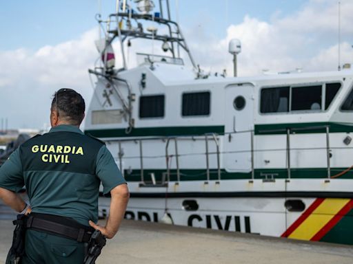 Hallan muerto a un joven migrante de unos 20 años con unos manguitos en una playa de Ceuta