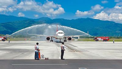 外籍航空首訪 台東機場噴水禮迎賓