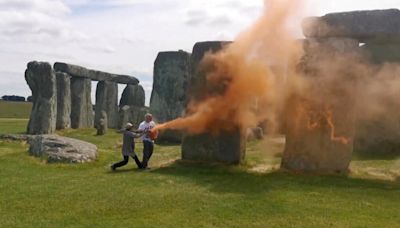 Detenidos dos ecologistas tras rociar con pintura el monumento de Stonehenge