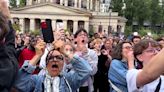 Vídeo | Gritos de alegría y lágrimas de alivio: así celebran en París los sondeos que dan la victoria del Nuevo Frente Popular en las legislativas