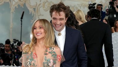 Suki Waterhouse Details "Very Intense" First Meeting with Robert Pattinson - E! Online