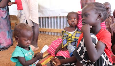 Vacunas, comida y dinero: los pasos de los refugiados sudaneses que llegan a Sudán del Sur