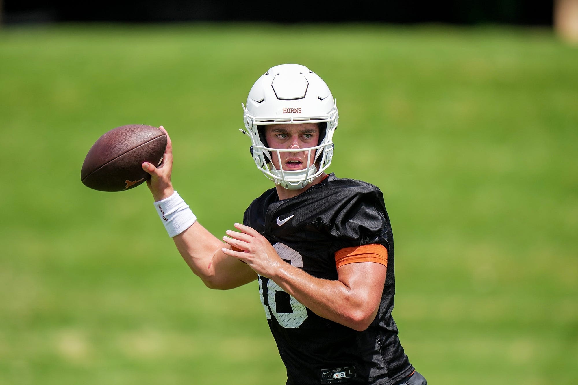 PHOTOS: Texas backup QB Arch Manning in Fall Practice