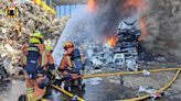 Los bomberos continúan trabajando en la extinción del incendio en una nave de Silla