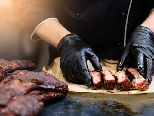 These 'durable' and 'reliable' BBQ gloves will protect your hands from burns — and they're on sale