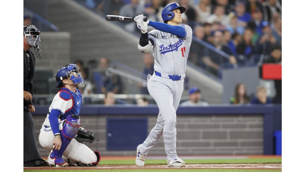 Shohei Ohtani responds to boos with home run as Dodgers pound Blue Jays