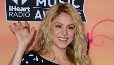 Shakira sorprende a todos al mostrar cómo se ejercita, usando minivestido y botas - La Opinión