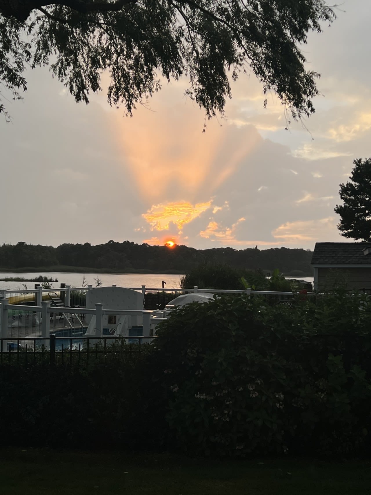 Crepuscular rays: What exactly do they look like?