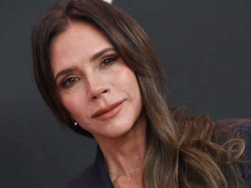 Victoria Beckham cumple 50 años: de sobrevivir a la ‘Spice pija’ a reírse de ella misma por el negocio