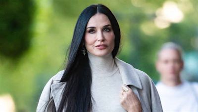 Demi Moore confirma que las sandalias de piscina también son para el asfalto