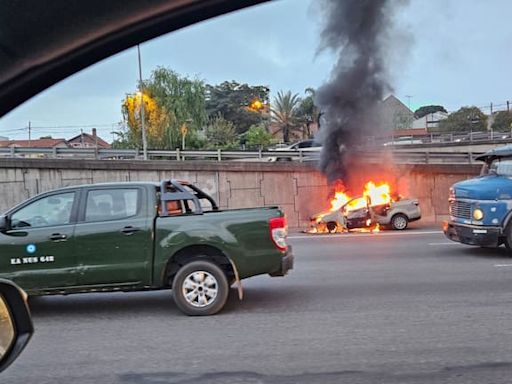 Demoras en Panamericana: un auto se prendió fuego en la autopista y generó complicaciones en el tránsito